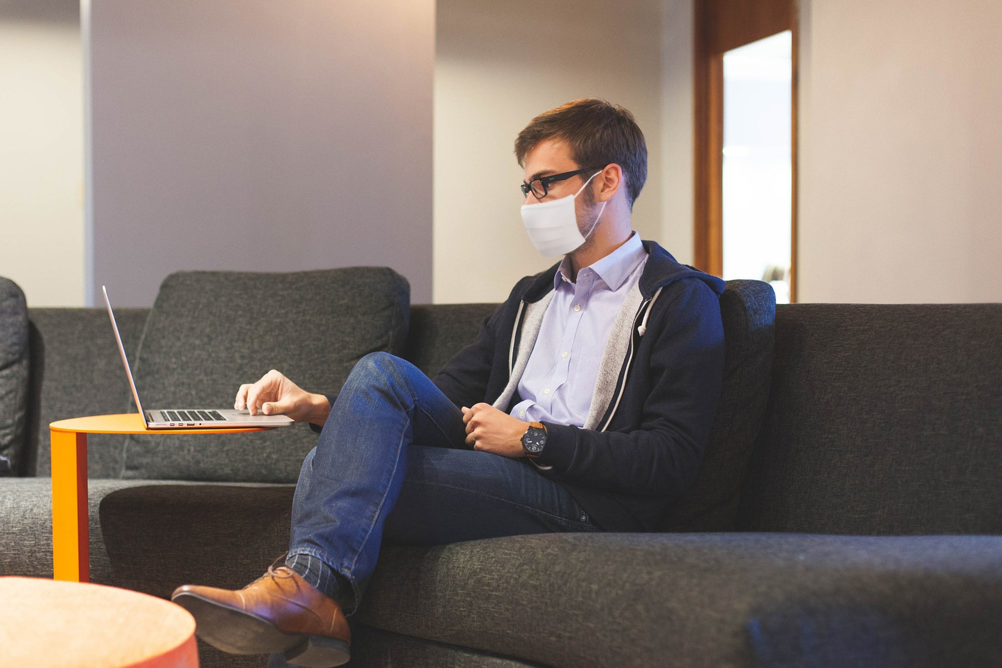 Comment porter et enlever un masque facial en toute sécurité